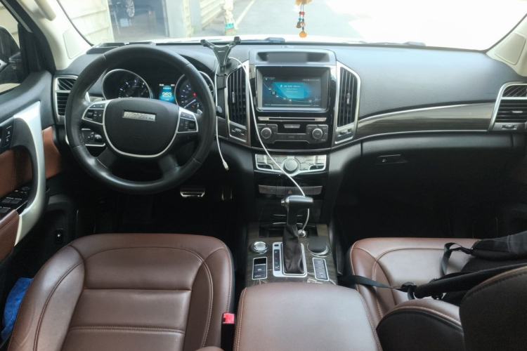 Used Haval H9 2016 2.0T Four-Wheel Drive Luxury Version 5 Seats Center Console