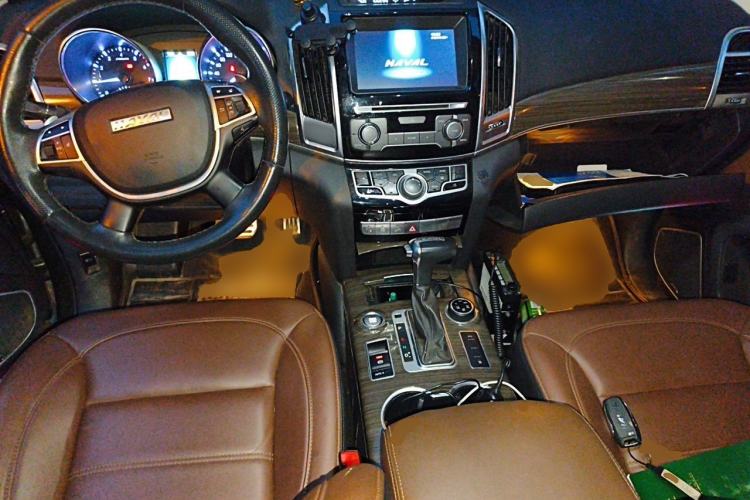 Used Haval H9 2016 2.0T Four-Wheel Drive Luxury Version 5 Seats Center Console