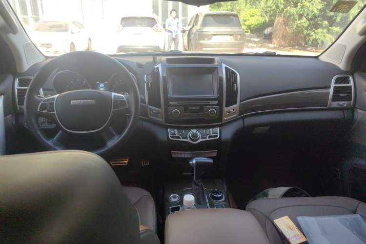 Used Haval H9 2016 2.0T Four-Wheel Drive Luxury 7-Seater Center Console