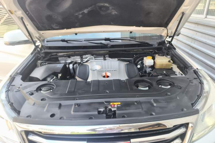 Used Haval H9 2016 2.0T Four-Wheel Drive Luxury Version 5 Seats Engine Bay