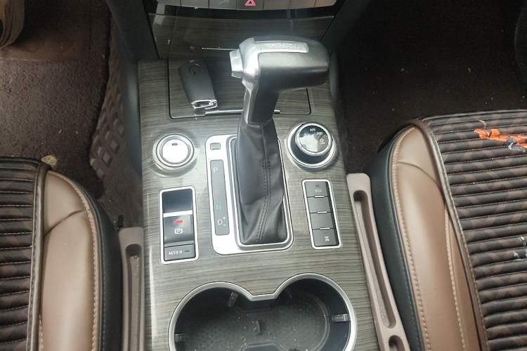 Used Haval H9 2016 2.0T Four-Wheel Drive Luxury 7-Seater Gear Lever