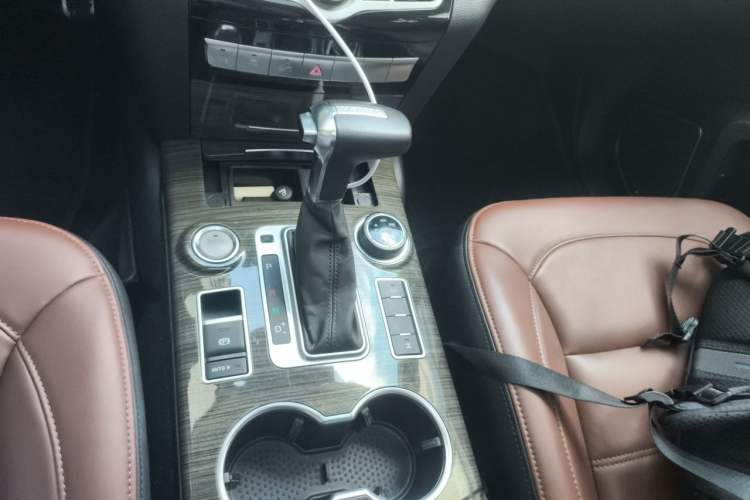 Used Haval H9 2016 2.0T Four-Wheel Drive Luxury Version 5 Seats Gear Lever