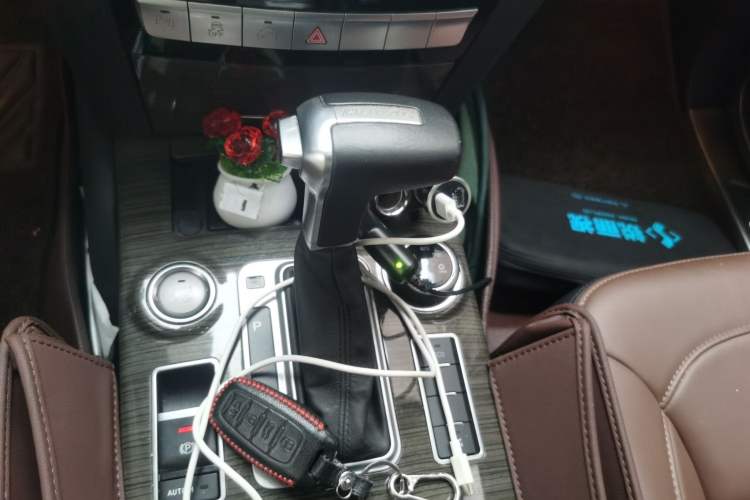 Used Haval H9 2016 2.0T Four-Wheel Drive Luxury 7-Seater Gear Lever