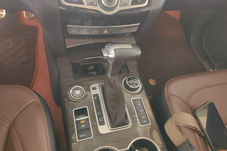 Used Haval H9 2016 2.0T Four-Wheel Drive Luxury Version 5 Seats Gear Lever