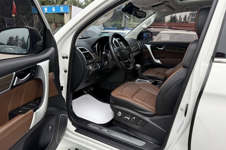 Used Haval H9 2016 2.0T Four-Wheel Drive Luxury Version 5 Seats Interior 1