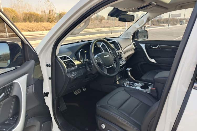 Used Haval H9 2016 2.0T Four-Wheel Drive Elite Version 5 Seats Interior 2