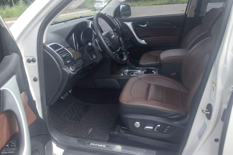 Used Haval H9 2016 2.0T Four-Wheel Drive Luxury 7-Seater Interior 2