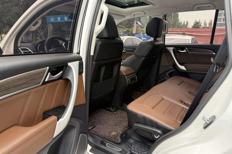 Used Haval H9 2016 2.0T Four-Wheel Drive Luxury Version 5 Seats Interior 2