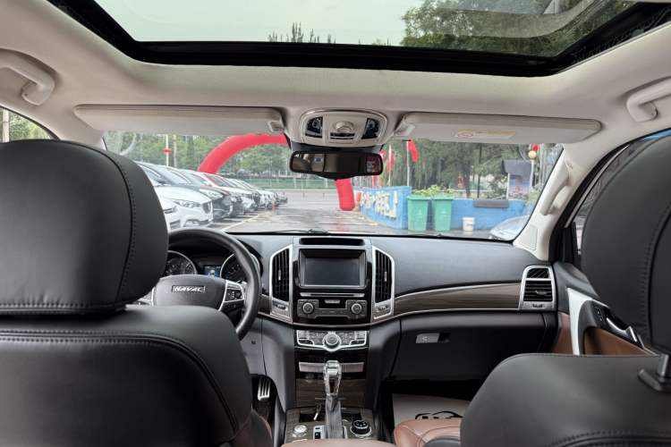 Used Haval H9 2016 2.0T Four-Wheel Drive Luxury Version 5 Seats Interior 3