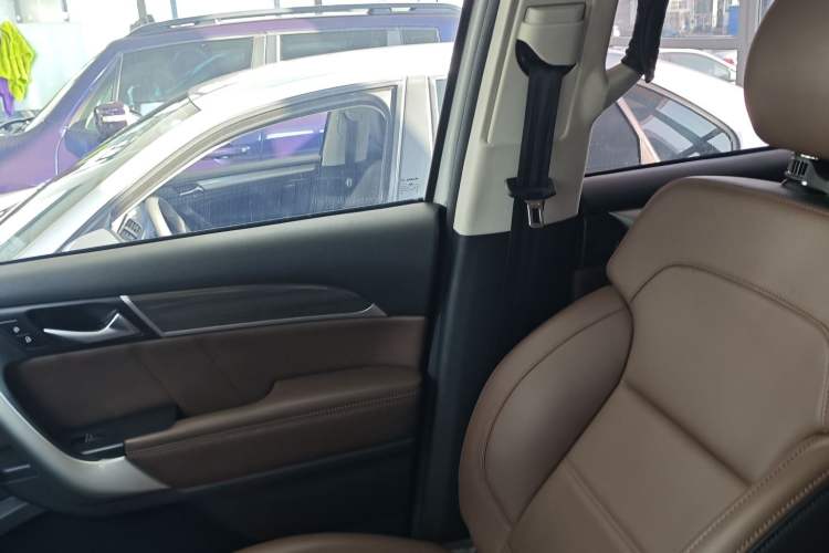 Used Haval H9 2016 2.0T Four-Wheel Drive Elite Version 5 Seats Interior 4