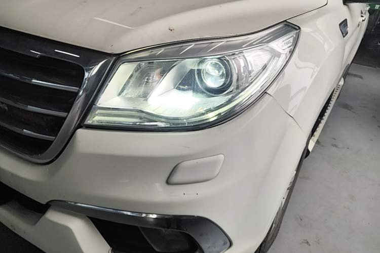 Used Haval H9 2016 2.0T Four-Wheel Drive Luxury 7-Seater Left Front Headlight