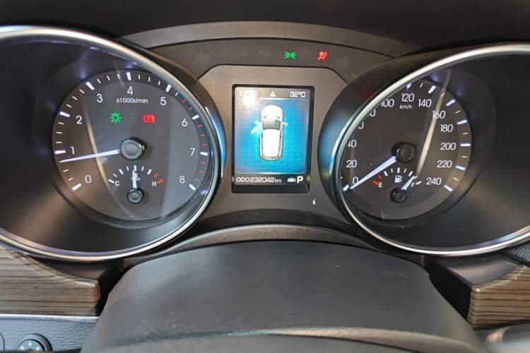 Used Haval H9 2016 2.0T Four-Wheel Drive Luxury 7-Seater Odometer Close Up