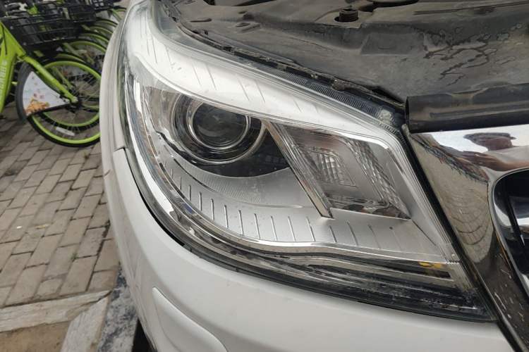Used Haval H9 2016 2.0T Four-Wheel Drive Luxury 7-Seater Right Front Headlight