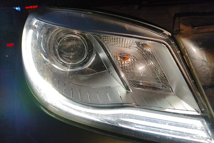 Used Haval H9 2016 2.0T Four-Wheel Drive Luxury Version 5 Seats Right Front Headlight