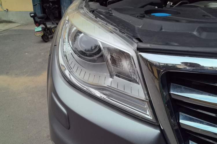 Used Haval H9 2016 2.0T Four-Wheel Drive Luxury 7-Seater Right Front Headlight