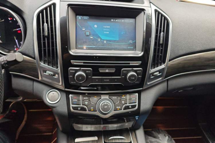 Used Haval H9 2017 2.0T Gasoline 4x4 Prestige Model 7 Seats Audio And AC Panel