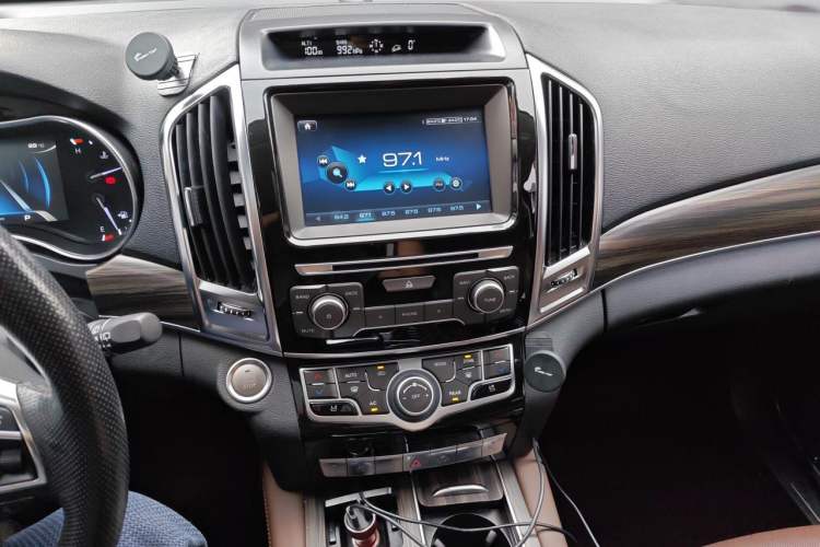Used Haval H9 2017 2.0T Gasoline 4x4 Premium 5-Seater Audio And AC Panel