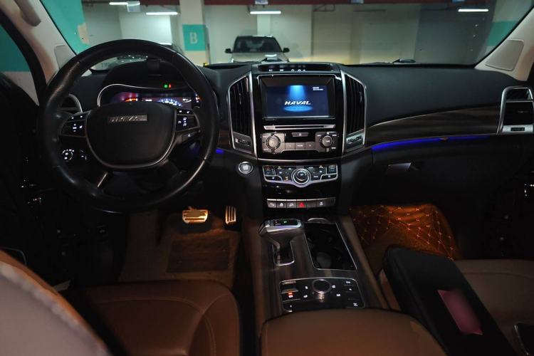 Used Haval H9 2017 2.0T Gasoline 4x4 Luxury 7-Seater Center Console