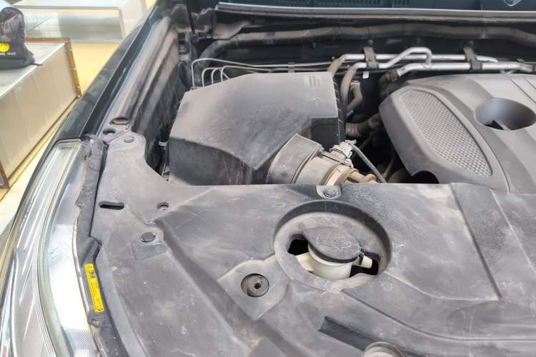 Used Haval H9 2017 2.0T Gasoline 4x4 Luxury 7-Seater Engine Bay Right