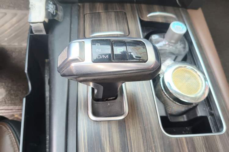 Used Haval H9 2017 2.0T Gasoline 4x4 Luxury 7-Seater Gear Lever