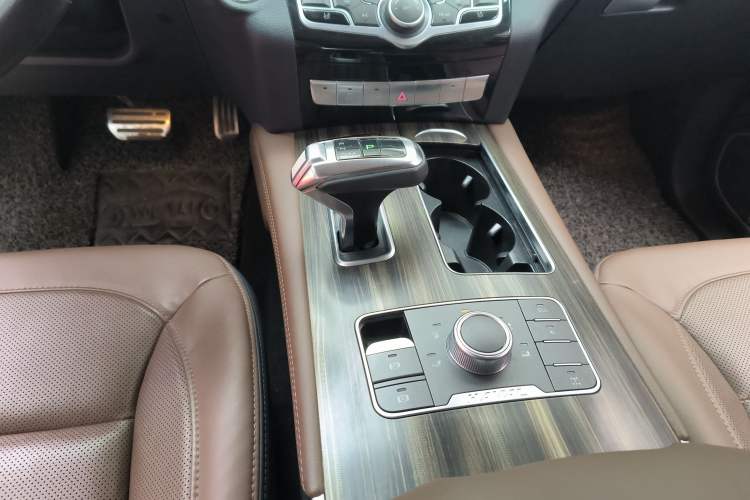 Used Haval H9 2017 2.0T Gasoline 4x4 Luxury 7-Seater Gear Lever