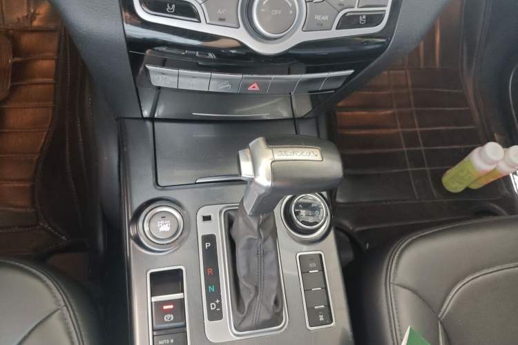 Used Haval H9 2017 2.0T Gasoline 4x4 Luxury 7-Seater Gear Lever
