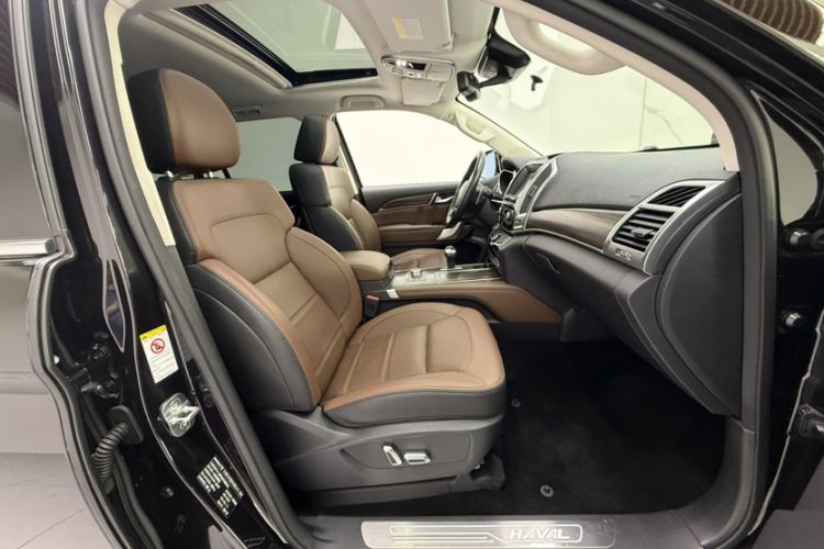 Used Haval H9 2017 2.0T Gasoline 4x4 Luxury 7-Seater Interior 2