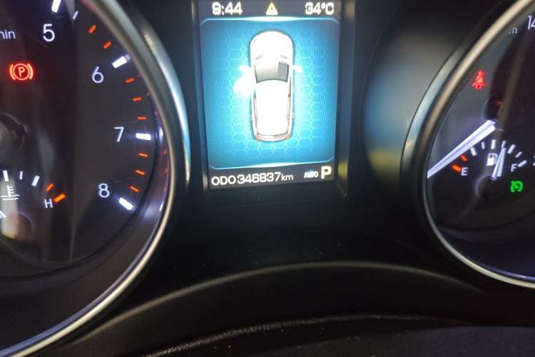 Used Haval H9 2017 2.0T Gasoline 4x4 Luxury 7-Seater Odometer Close Up