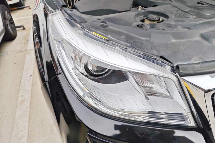 Used Haval H9 2017 2.0T Gasoline 4x4 Premium 5-Seater Right Front Headlight