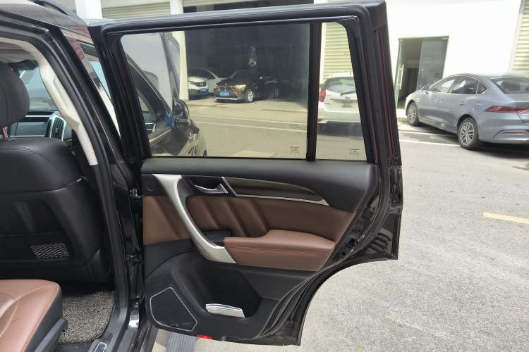 Used Haval H9 2017 2.0T Gasoline 4x4 Luxury 7-Seater Right Rear Door Interior
