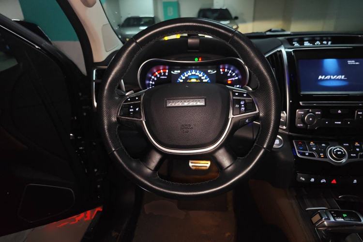 Used Haval H9 2017 2.0T Gasoline 4x4 Luxury 7-Seater Steering Wheel