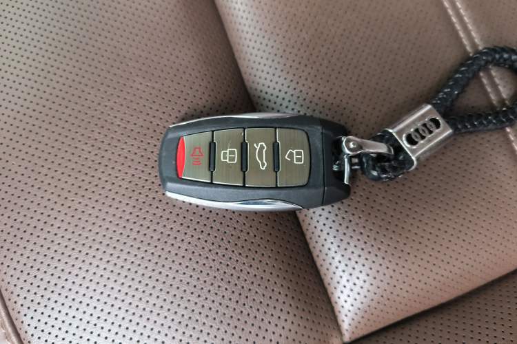 Used Haval H9 2017 2.0T Gasoline 4x4 Luxury 7-Seater Vehicle Key