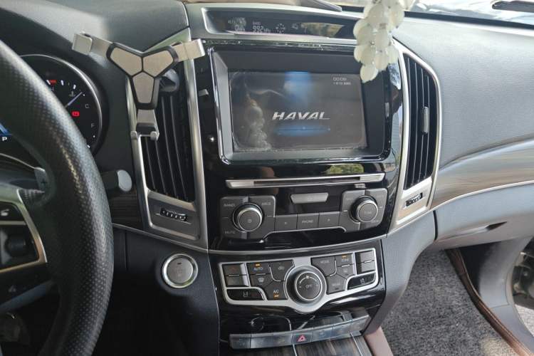 Used Haval H9 2017 2.0T Gasoline 4x4 Luxury 7-Seater Audio And AC Panel