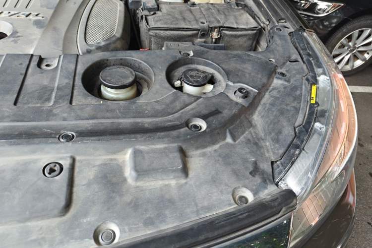 Used Haval H9 2017 2.0T Gasoline 4x4 Luxury 7-Seater Engine Bay Left