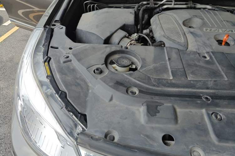 Used Haval H9 2017 2.0T Gasoline 4x4 Luxury 7-Seater Engine Bay Right