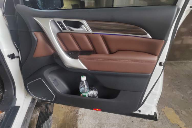 Used Haval H9 2017 2.0T Diesel 4x4 Premium 5-Seater Right Front Door Interior