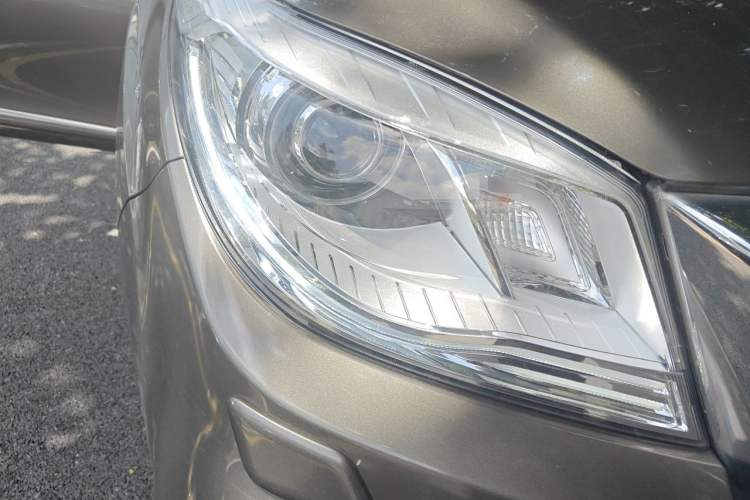Used Haval H9 2017 2.0T Gasoline 4x4 Luxury 7-Seater Right Front Headlight