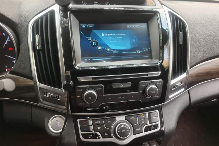 Used Haval H9 2017 2.0T Diesel 4x4 Premium 5-Seater Audio And AC Panel