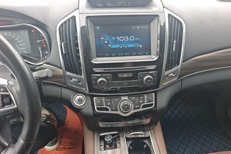 Used Haval H9 2017 2.0T Gasoline 4x4 Comfort Edition 5 Seats Audio And AC Panel