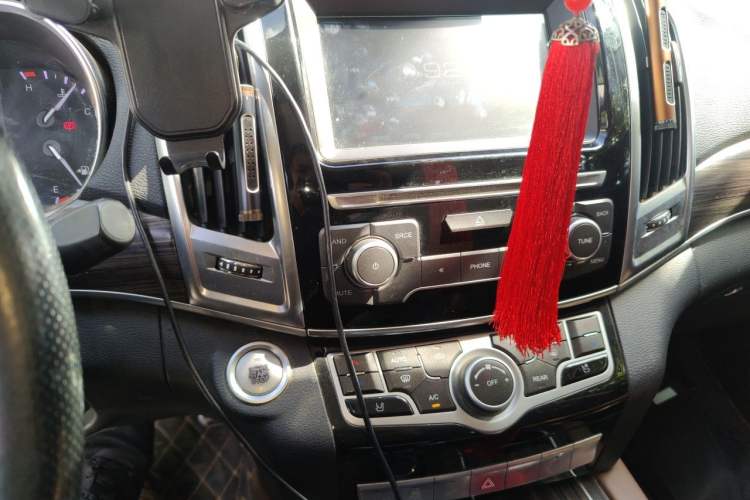 Used Haval H9 2017 2.0T Gasoline 4x4 Luxury 7-Seater Audio And AC Panel
