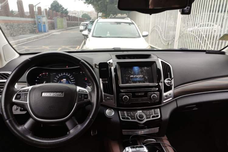 Used Haval H9 2017 2.0T Gasoline 4x4 Premium 5-Seater Center Console