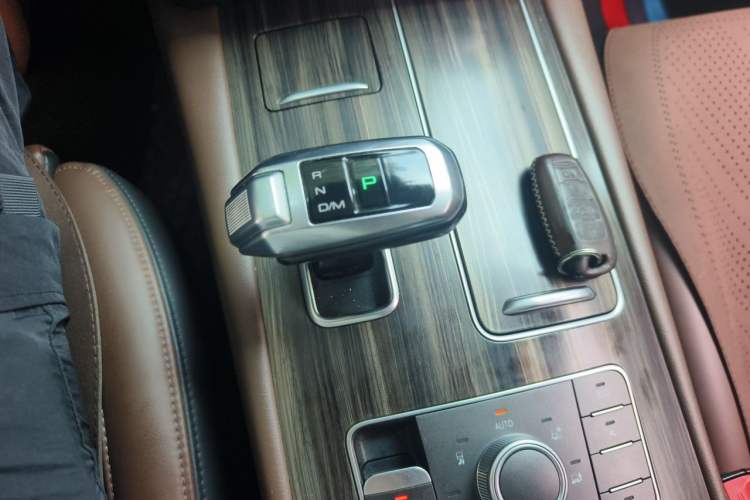 Used Haval H9 2017 2.0T Gasoline 4x4 Premium 5-Seater Gear Lever
