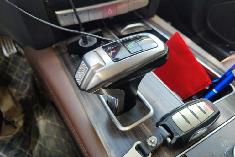 Used Haval H9 2017 2.0T Gasoline 4x4 Luxury 7-Seater Gear Lever