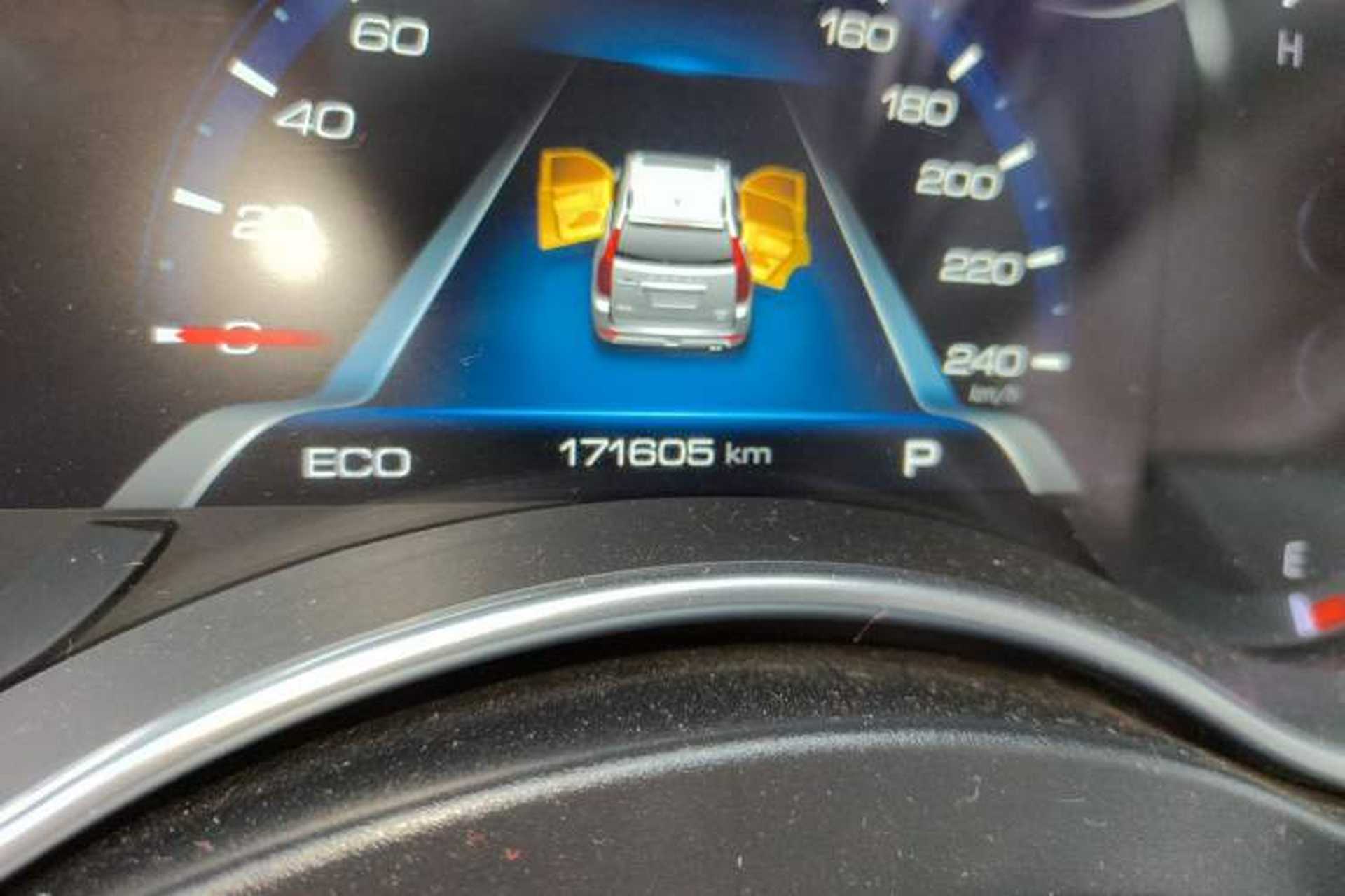 Used Haval H9 2017 2.0T Gasoline 4x4 Luxury 7-Seater Odometer Close Up