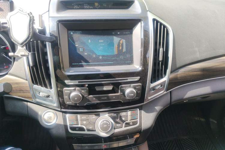 Used Haval H9 2017 2.0T Gasoline 4x4 Luxury 7-Seater Audio And AC Panel