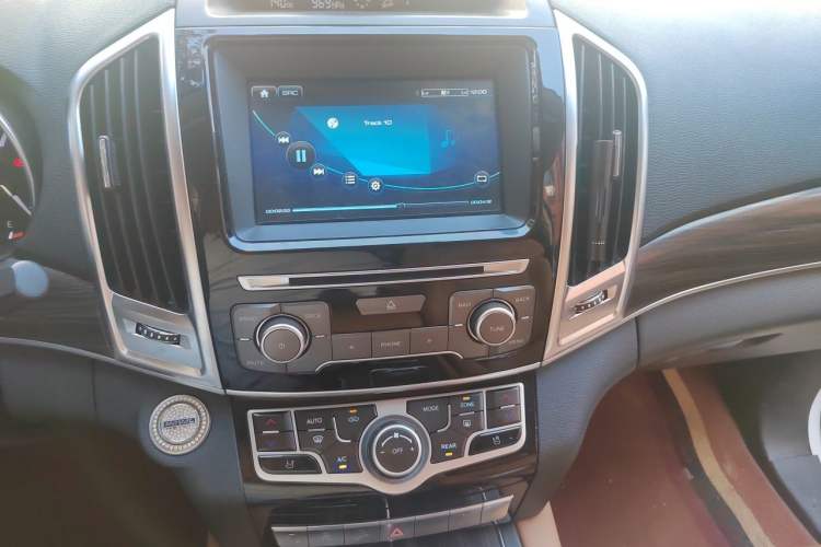Used Haval H9 2017 2.0T Gasoline 4x4 Premium 5-Seater Audio And AC Panel