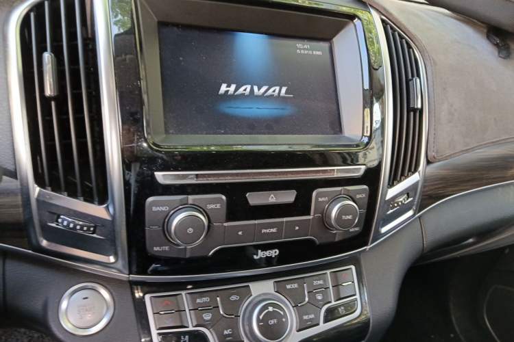 Used Haval H9 2017 2.0T Gasoline 4x4 Premium 5-Seater Audio And AC Panel