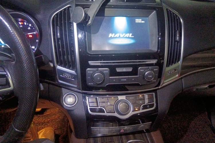 Used Haval H9 2017 2.0T Gasoline 4x4 Prestige Model 7 Seats Audio And AC Panel
