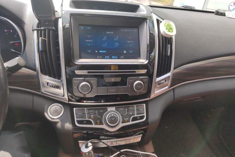 Used Haval H9 2017 2.0T Gasoline 4x4 Prestige Model 7 Seats Audio And AC Panel