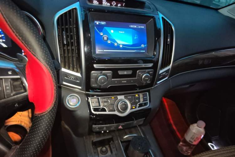 Used Haval H9 2017 2.0T Gasoline 4x4 Luxury 7-Seater Audio And AC Panel